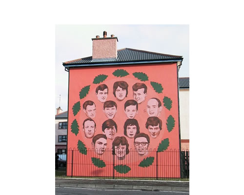 Mural de los artistas del Bogside con los 14 fallecidos por el Ejército británico ese día.